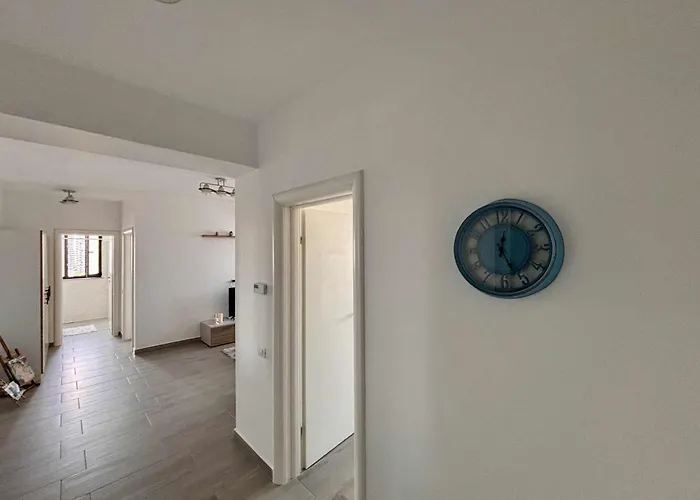 Апартаменти Belvedere View & With Free Parking & Gym *