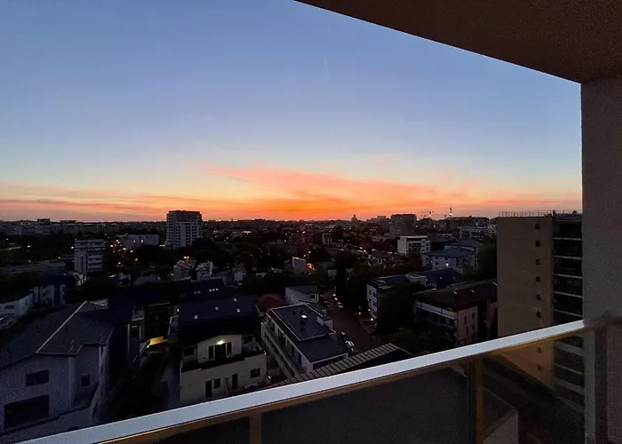 Belvedere View & With Free Parking & Gym *